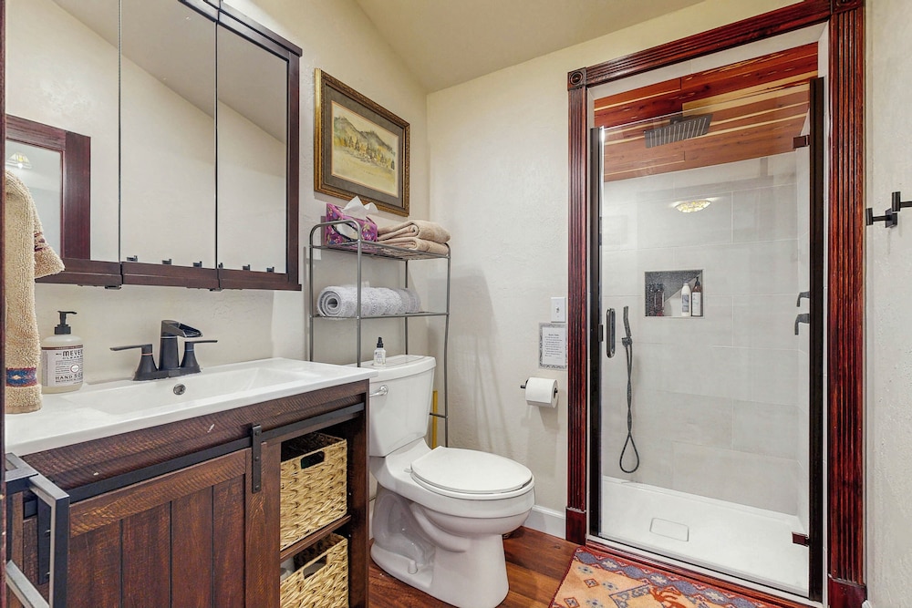 Unique 3br: Mountain Views, Hot Tub & Wood Stove