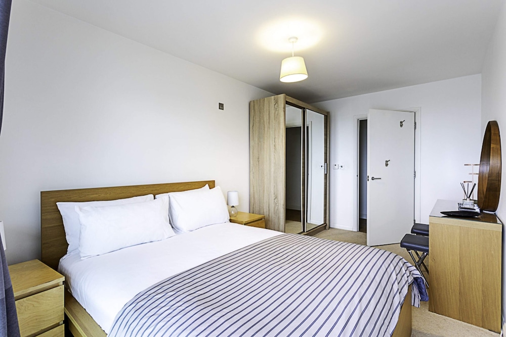 Trendy Queen's Park Apartment With Views Across London