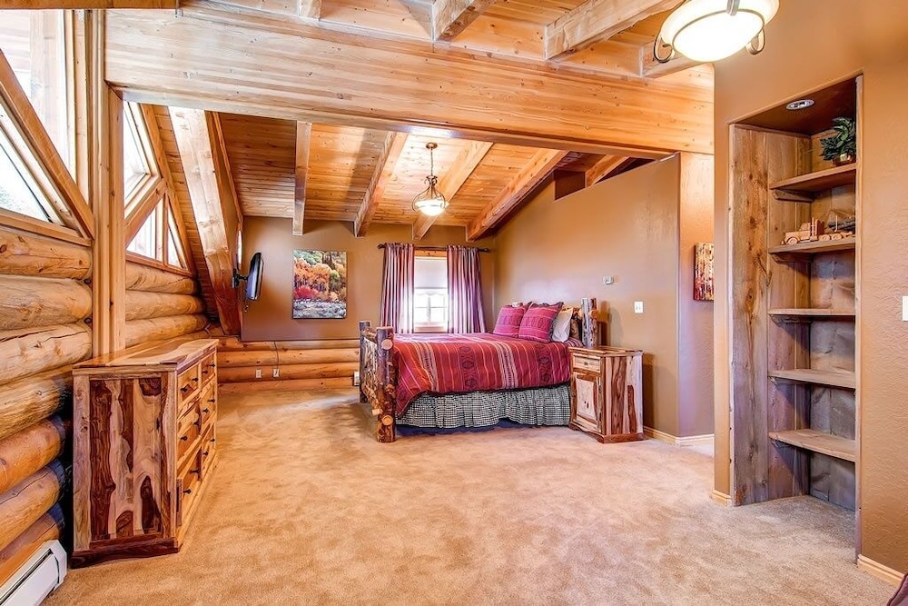 Snowshoe 4 Bedroom Home by RedAwning