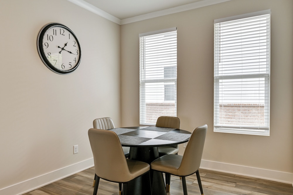 2 Mi to Uptown Charlotte: Family Townhome!