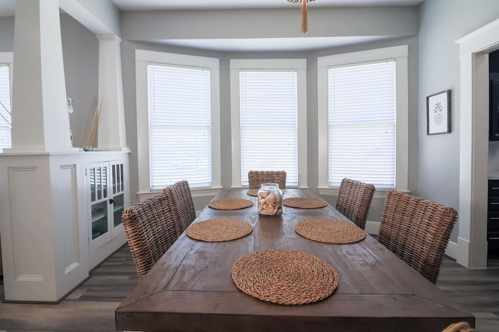 Vibrant Bungalow 2 Minutes to the Beach