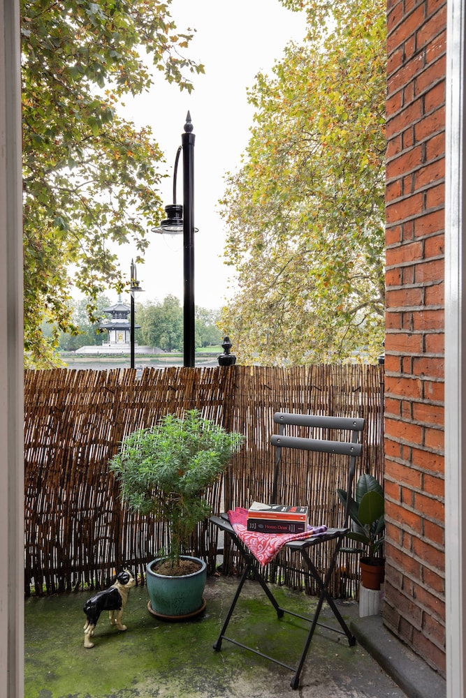 Chelsea Embankment III by Onefinestay