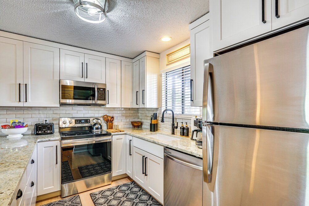 Lake & Pool Access: Lazy Days Condo w/ Balcony!