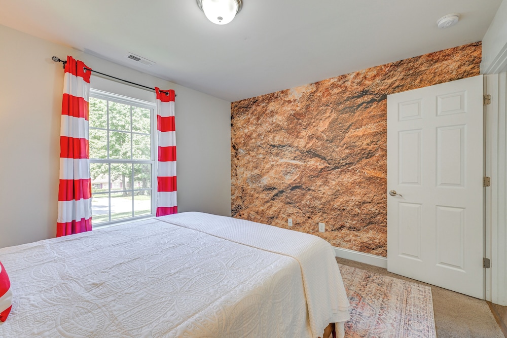 Easy Uptown Access: Charlotte Gem w/ Peaceful Yard