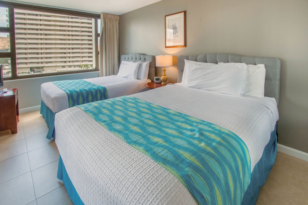 Waikiki Banyan - Pool View Tower 1 Suite 911 view 4