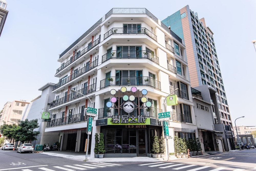 Treehouse Hostels