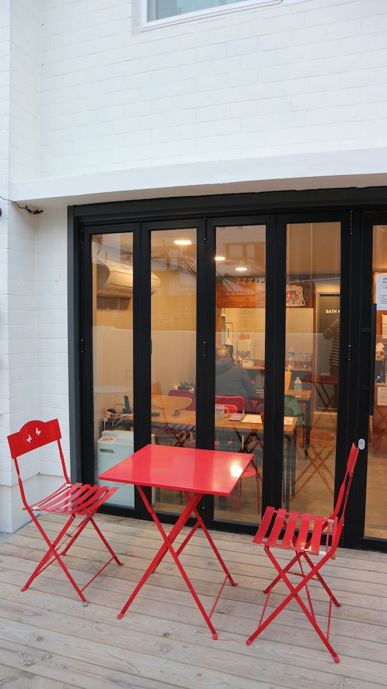 Zzzip Guest House - Hostel