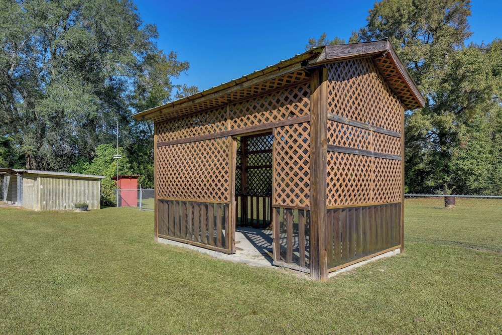 Vintage Chipley Getaway on Large Private Property - Property Image 9