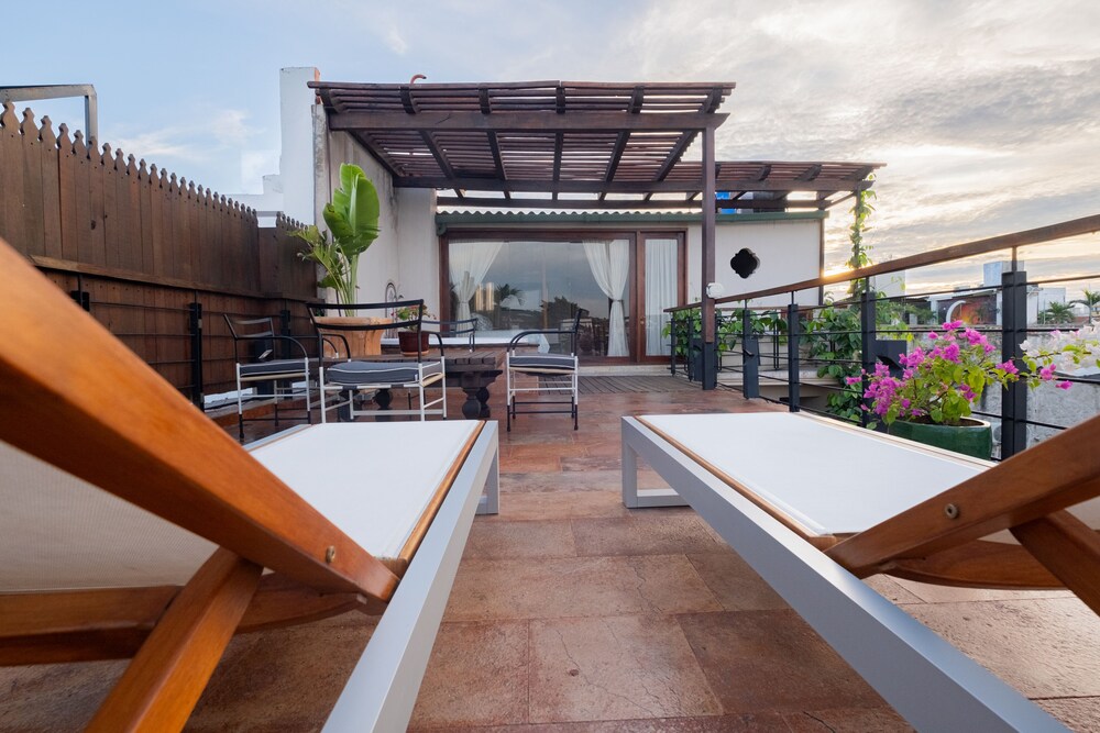 Luxury 5BR House W Jacuzzi & Pool