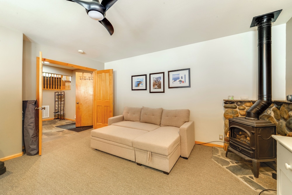 Near Ski Resorts & Trails: Truckee Home w/ Hot Tub