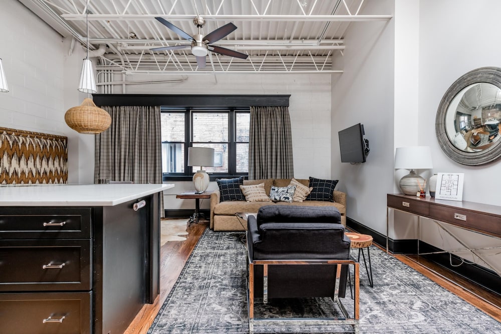 80 LEX 204 Industrial Chic Free Parking