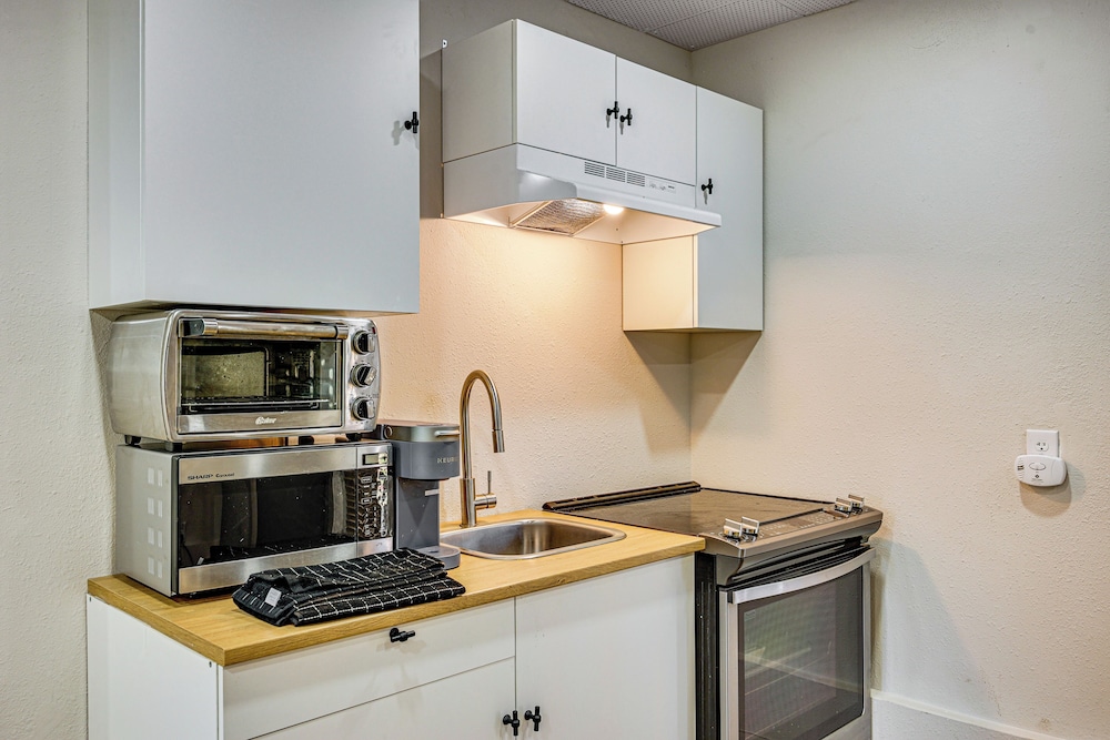 1 Mi to Puget Sound Shores: Modern Des Moines Apt!