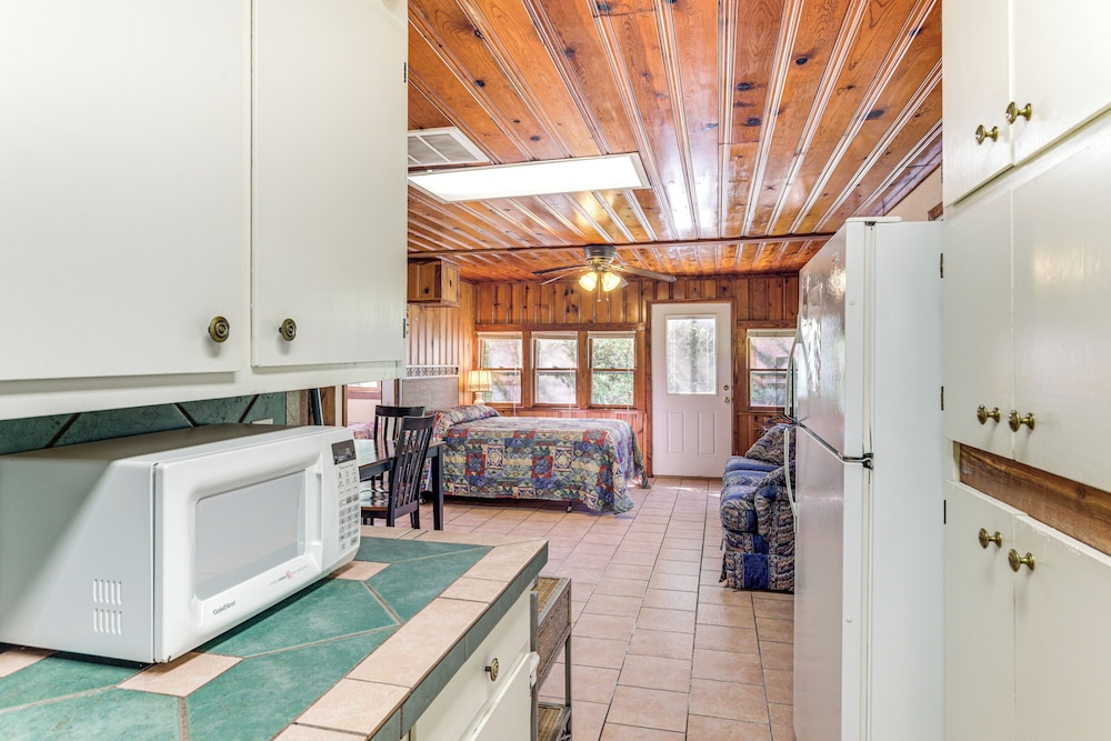 2 Mi to Fishing on Lake Whitney: Cottage w/ Deck