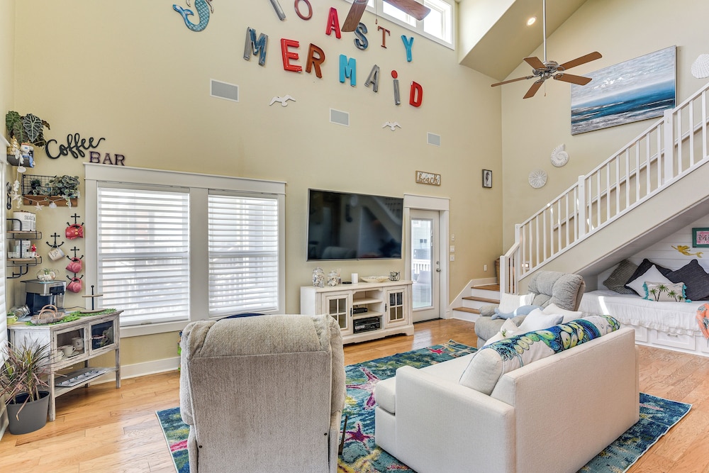 2 Blocks to Shore: Crystal Beach House w/ Yard!