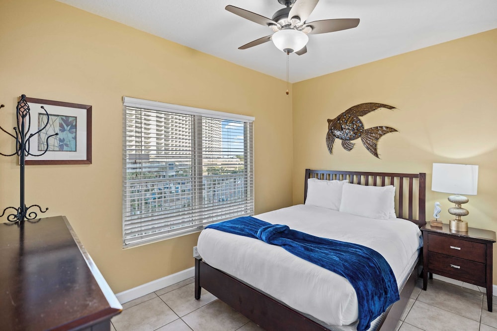 Relax at Panama City Beach Balcony, Parking, Walk to Dining