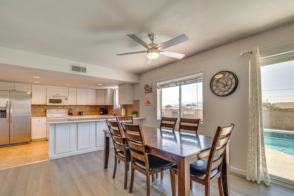 2 Mi to Lake Havasu: Pet-friendly Home