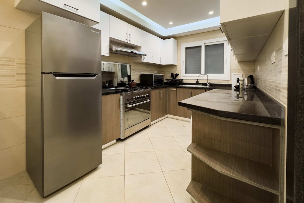 Fresh & Fabulous 2bdr - 5 min to Airport