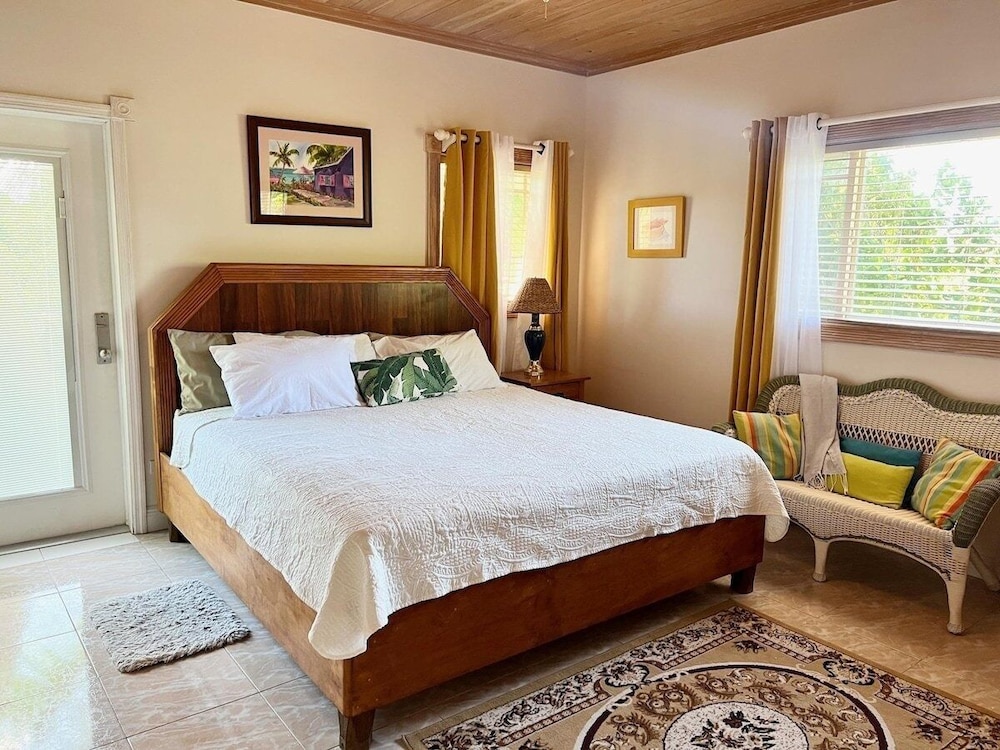 Chat N Chill - Top Floor Condo, Walk To Pink Sands Beach 2 Bedroom Townhouse