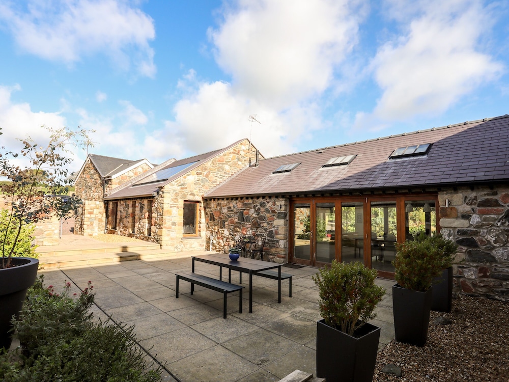 Clynnog House view 3