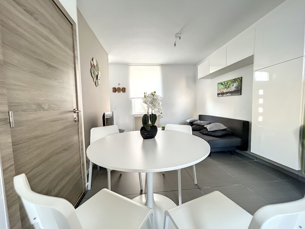 House With Free Parking 15 Min From The Airport view 5