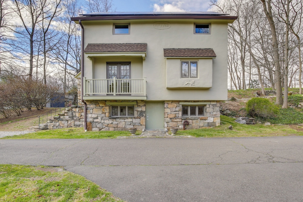 Charming Greenwich Escape Near Wooded Trails! view 3