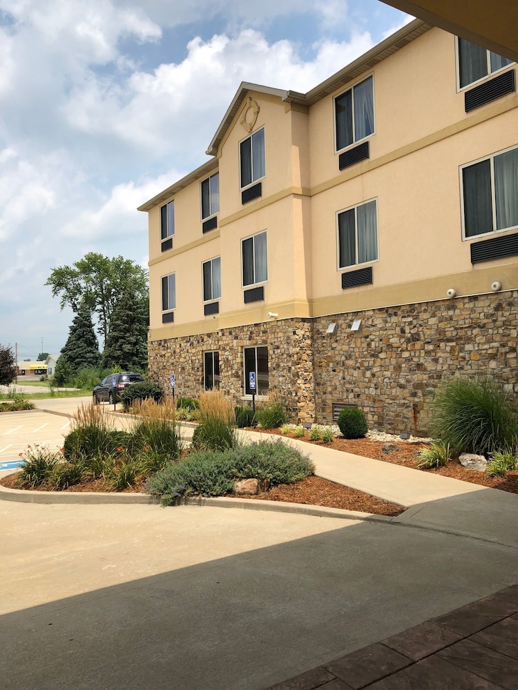 Country View Inn & Suites