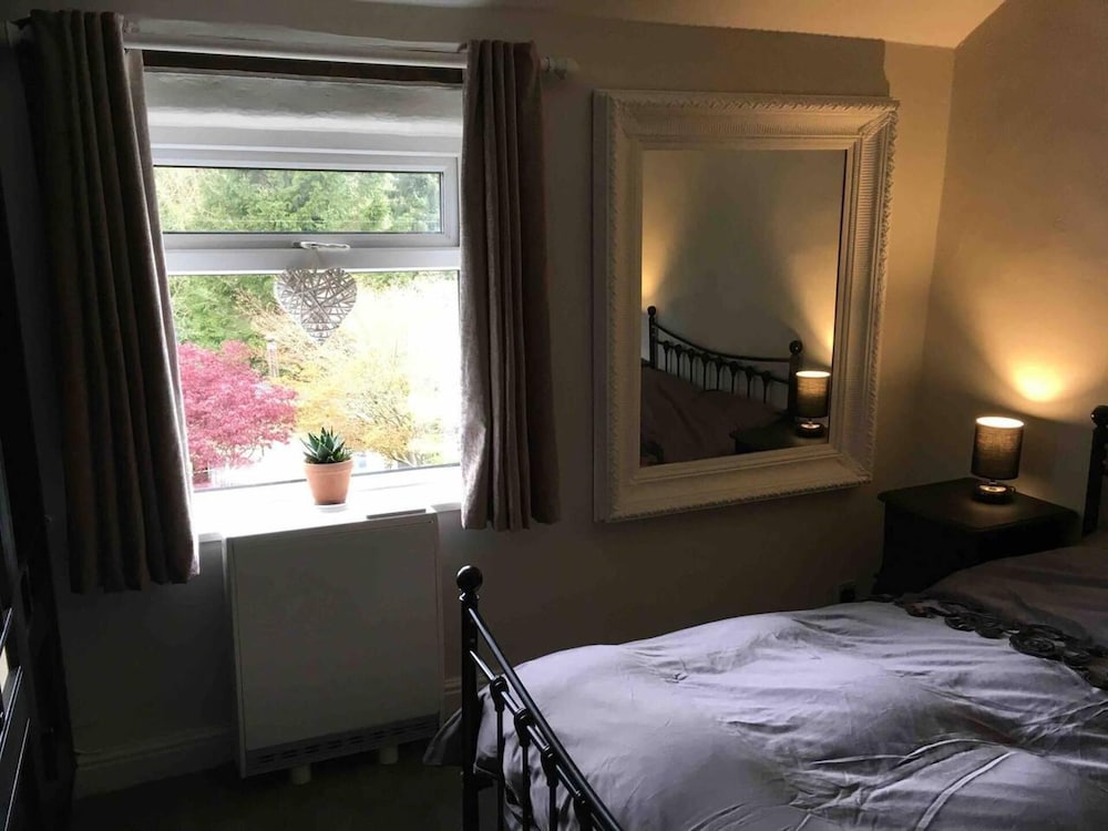 Cottage Hurst Green Sleeps 4, Views view 2