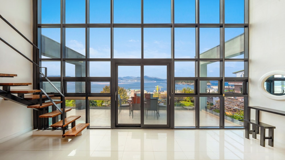 Geoje Ahat Spa Pension