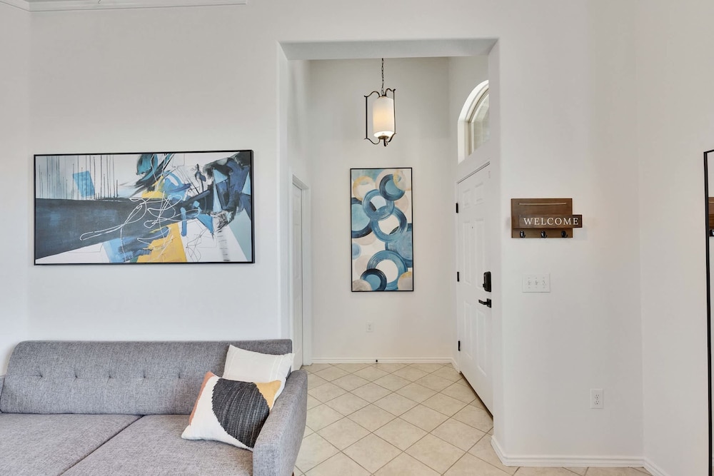 Luxury 4BR 2 5BA Home EV Charger Pool Access