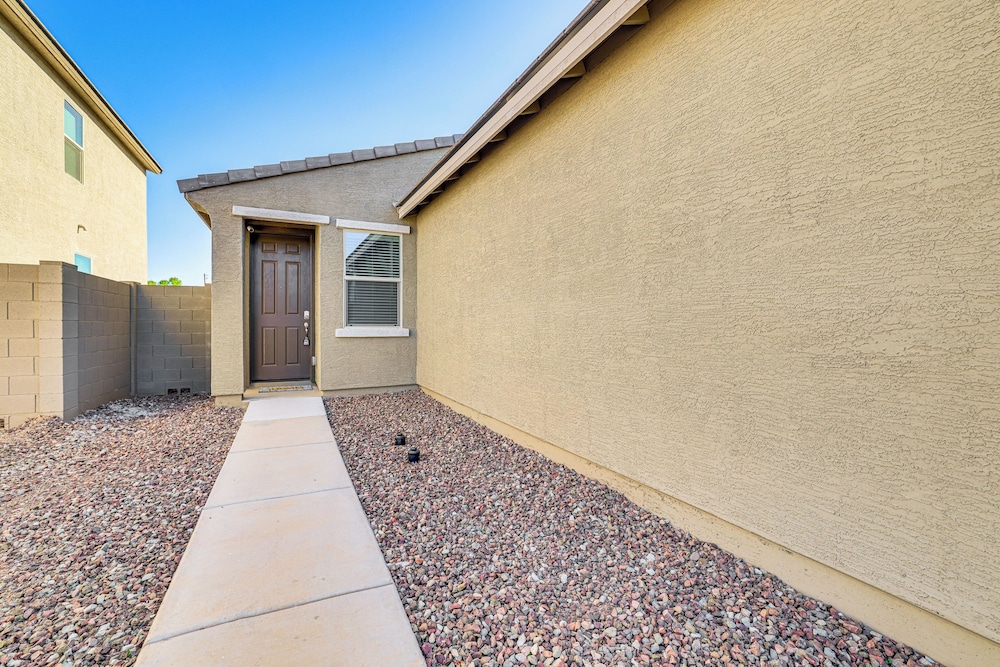 4 Mi to South Mountain Park: Phoenix Area Home