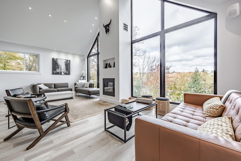 Valhalla - Scandinavian Style Chalet Directly on the Lake With Upscale Amenities and Private hot tub