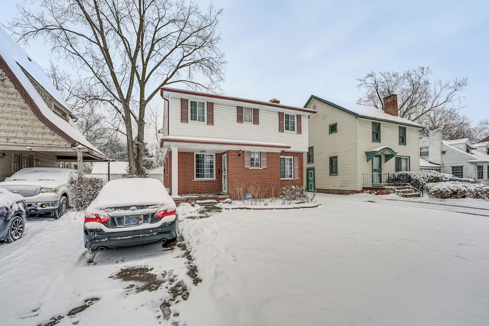 15 Mi to Dtwn Detroit: Cozy Family Home w/ Yard!
