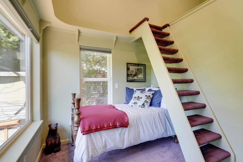 Prime Mckenzie River Gem: Sunroom + Views!