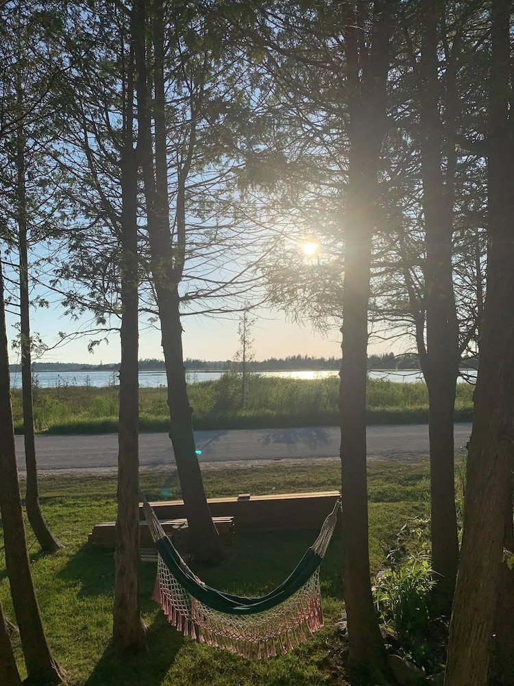 Bright Spacious Chalet on Lake Huron - Private