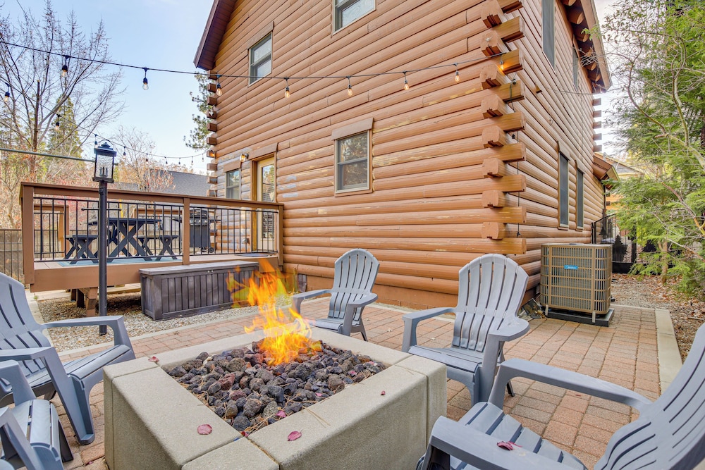 2 Mi to Lake Arrowhead Village: Pet-friendly Cabin