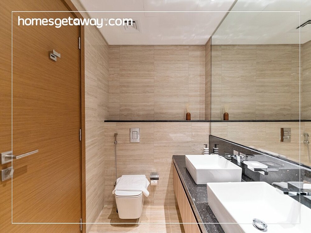 2BR Luxury with Stunning Lake View in Business Bay