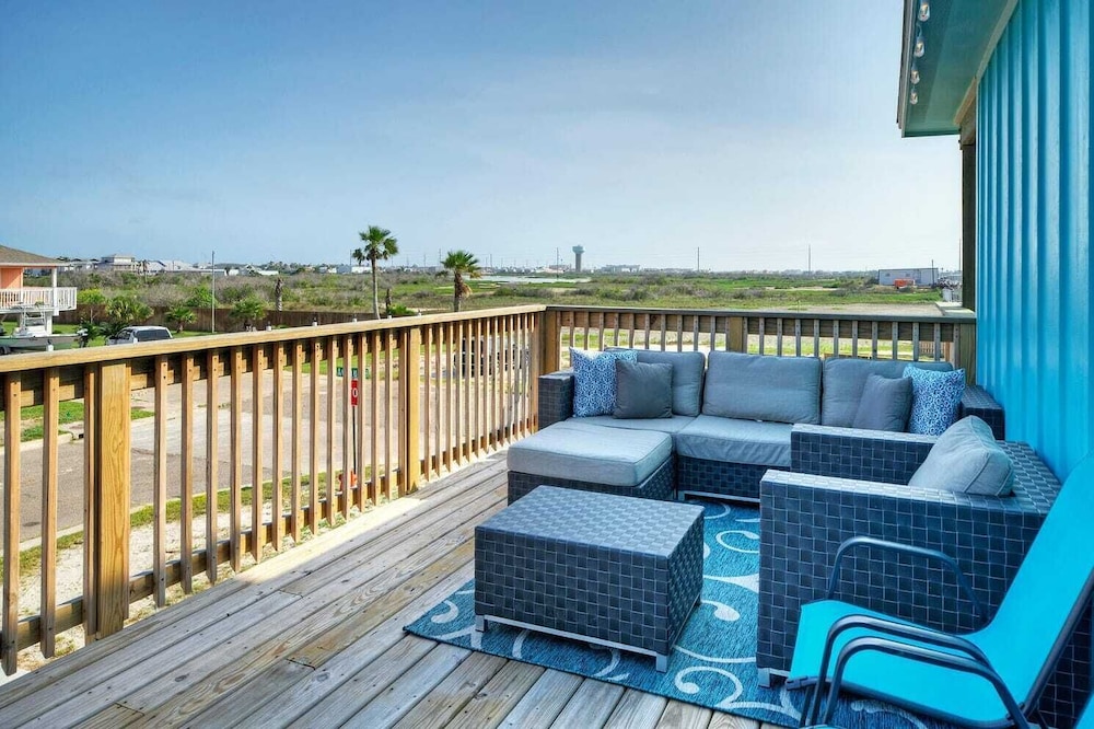 Sleeps 22! 2 Homes Priv Pool, Putting Green, Bar, Deck, Prime Port A Location