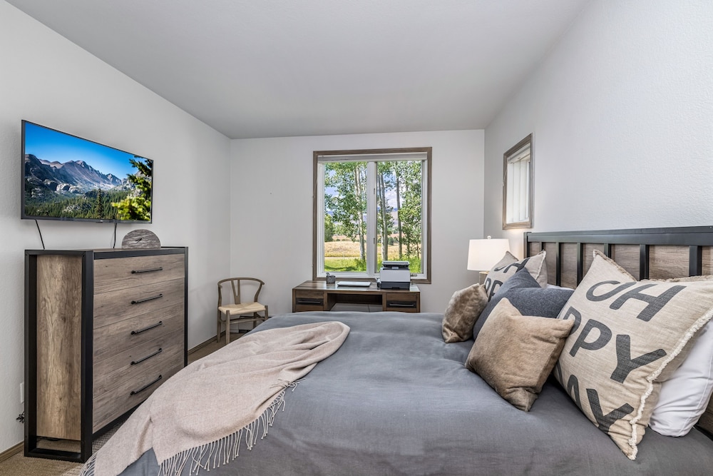 Stunning Renovated 2 Bedroom in Arrowhead Village! Studio Condo