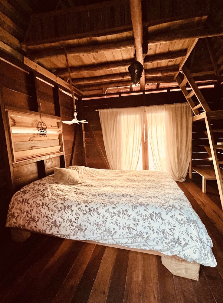 Urraca Monkey Island Eco Resort