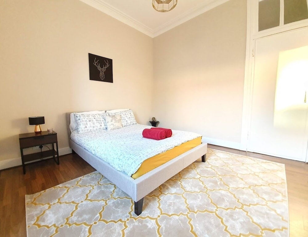 Spacious Apartment In Glasgow view 2
