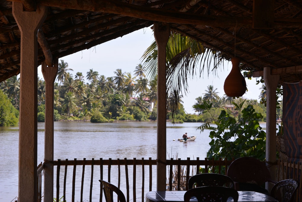 Lagoon Resort Goviyapana