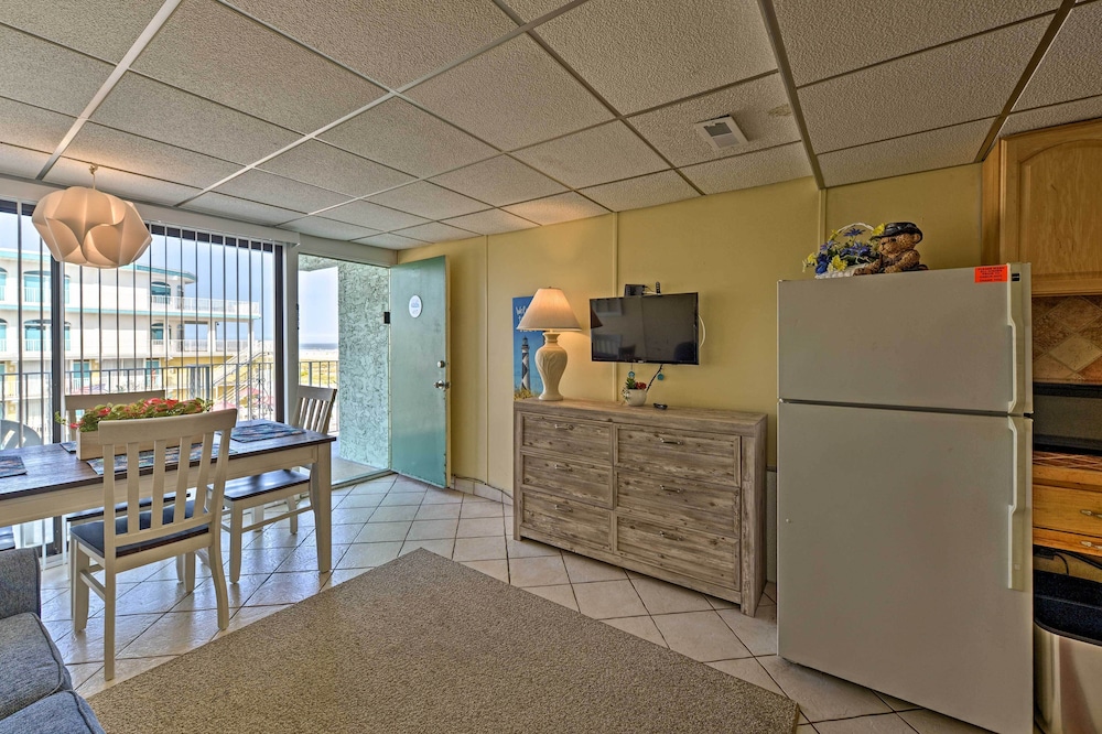 Wildwood Crest Condo w/ Pool: Walk to Restaurants!