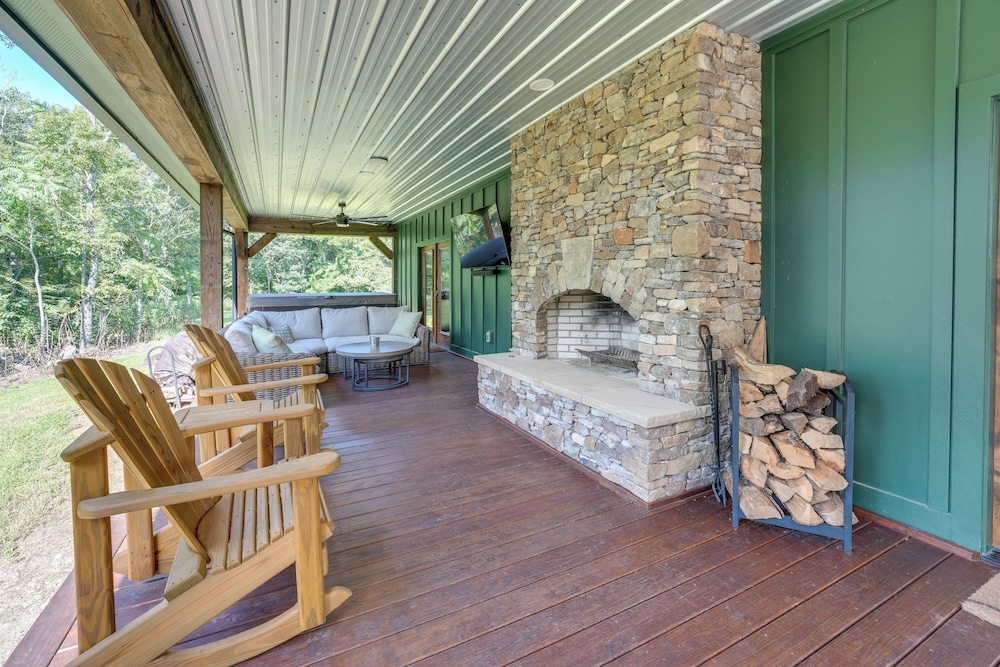 400 Acres on Lavender Mtn: Getaway w/ Hot Tub!