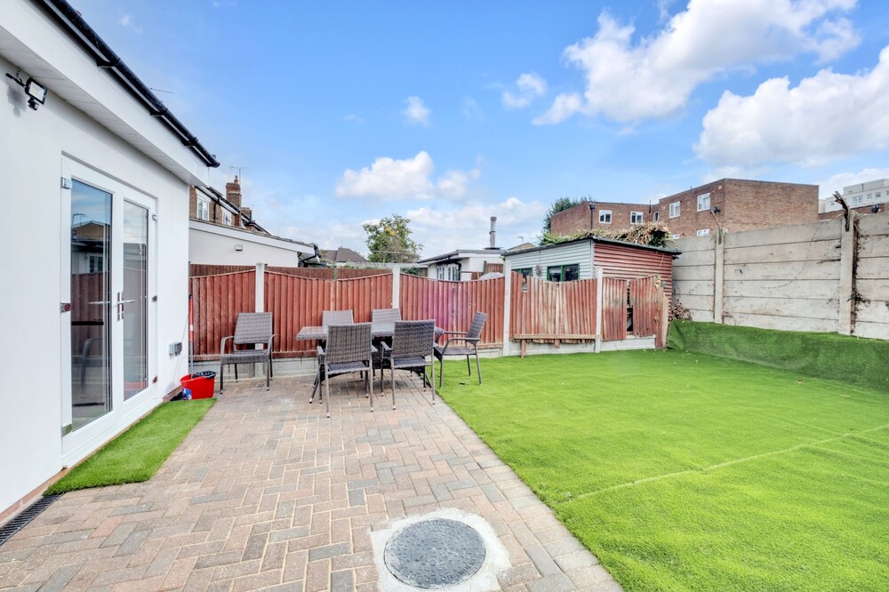 4 Bed - Sleeps 8 - Free Parking - Garden