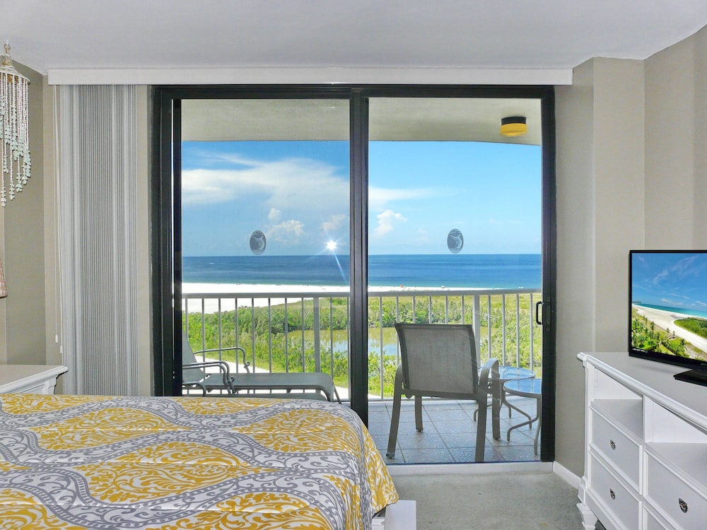 Beachfront Condo With Pool and Balcony Facing Beach view 5