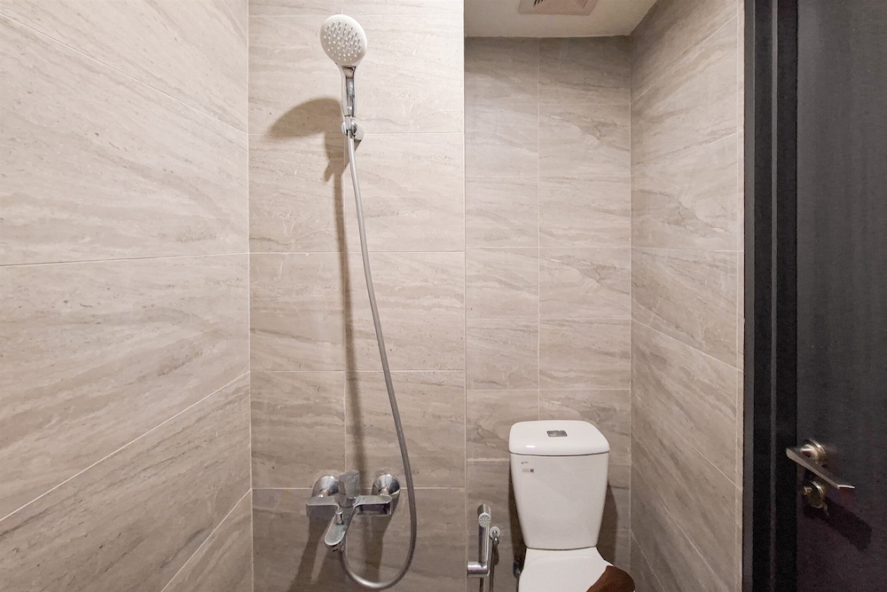 Minimalist And Homey Studio At Apartment Collins Boulevard