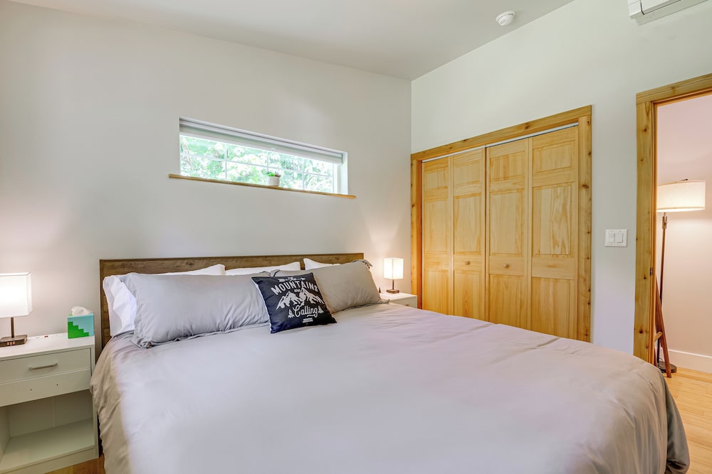 Deck, Hot Tub & Views: Sleek Getaway in Index!
