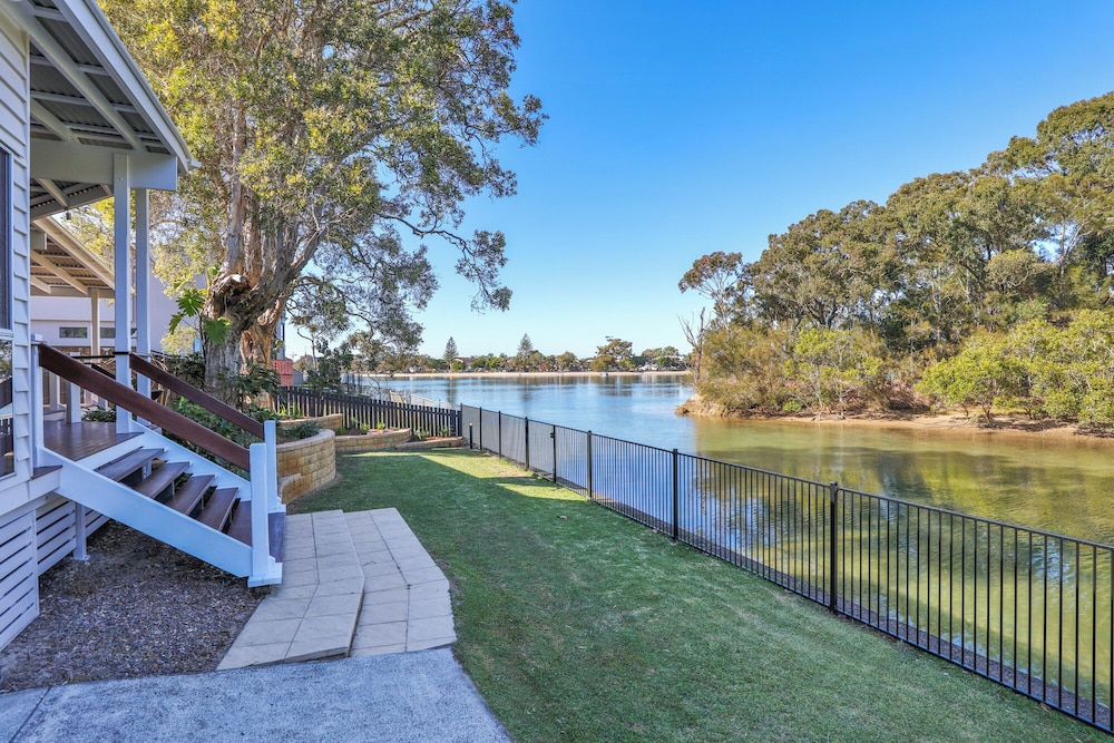 Luxe Waterfront Stay -Tallebudgera Creek
