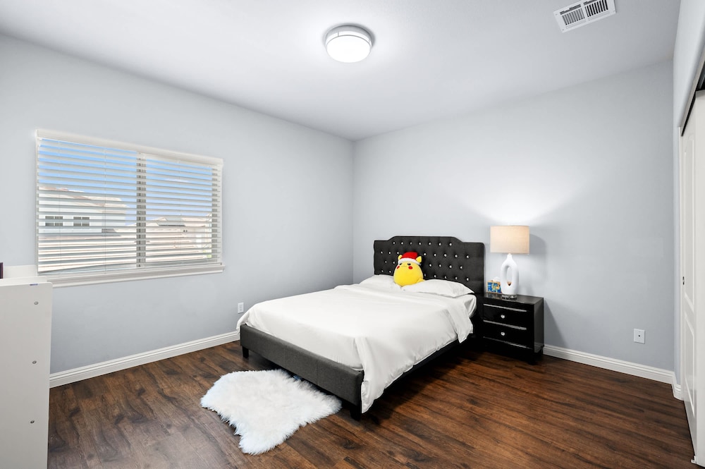 Modern Spacious Home Bright Family Group Friendly