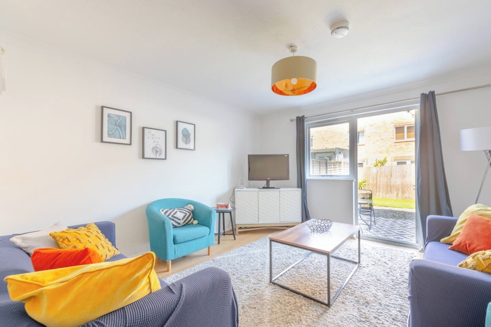 Lovely 4 Bed House w Garden, 1 Stop to Waterloo